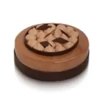 Torta s jemnou bielou čokoládou, elegantnou mliečnou a ušľachtilou horkosťou tmavej čokolády, pohľad spredu