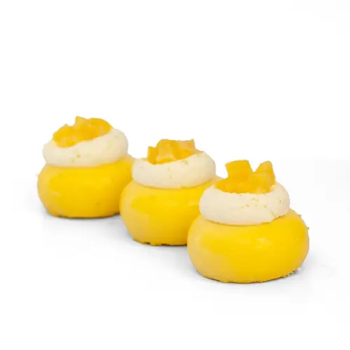 Bezlepkové tropické tortičky – tri celé, jemný mandľový korpus, krém s marakujou, mousse s arómou limetky, smotanový krém a kompót s kúskami zrelého manga
