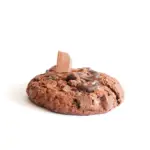 okoládové cookies – celé, mimoriadne jemný brownie v tvare sušienky s kúskami horkej a mliečnej čokolády a čokoládovým krémom, nič navyše, len čokoláda