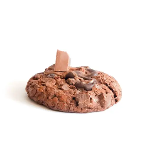 okoládové cookies – celé, mimoriadne jemný brownie v tvare sušienky s kúskami horkej a mliečnej čokolády a čokoládovým krémom, nič navyše, len čokoláda