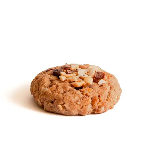 Orechové cookies – celé, príjemne chrumkavé na povrchu a mäkké vo vnútri, intenzívna chuť lieskových orieškov s kúskami orechov a mliečnej čokolády
