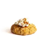 Mrkvové cookies – celé, výnimočná kombinácia mrkvy s nádychom škorice, pomarančovej kôry a krémového cheesecake, karamel a popcorn dodávajú dezertu charakter a dušu