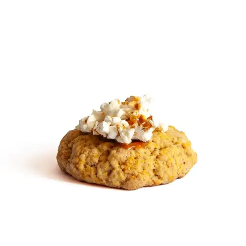 Mrkvové cookies – celé, výnimočná kombinácia mrkvy s nádychom škorice, pomarančovej kôry a krémového cheesecake, karamel a popcorn dodávajú dezertu charakter a dušu