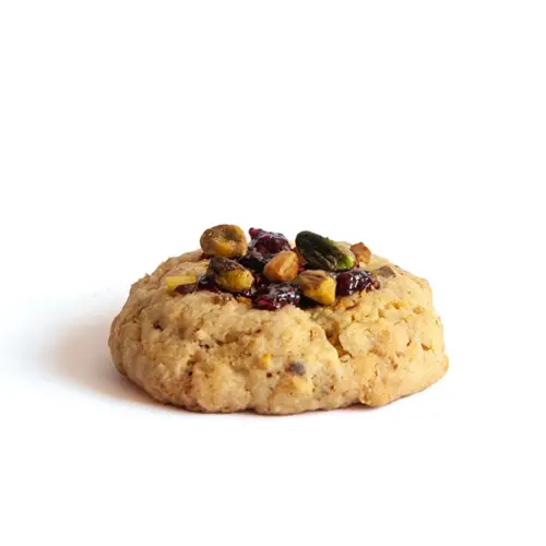 Pistáciové cookies – celé, mäkká a krehká sušienka s jemnou náplňou z pistáciového krému, osviežená malinou a bielou čokoládou, elegantné spojenie orechovej jemnosti a ovocnej sviežosti