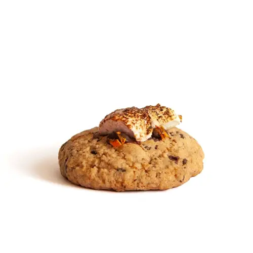 Citrusové cookies – celé, kandizované kúsky pomarančovej kôry s horkou čokoládou, ľahko chrumkavá textúra a nadýchaný marshmallow