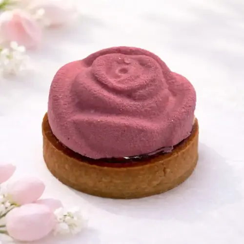 Malinový tart s jemnou nadýchanou malinovou penou – svieži a elegantný dezert