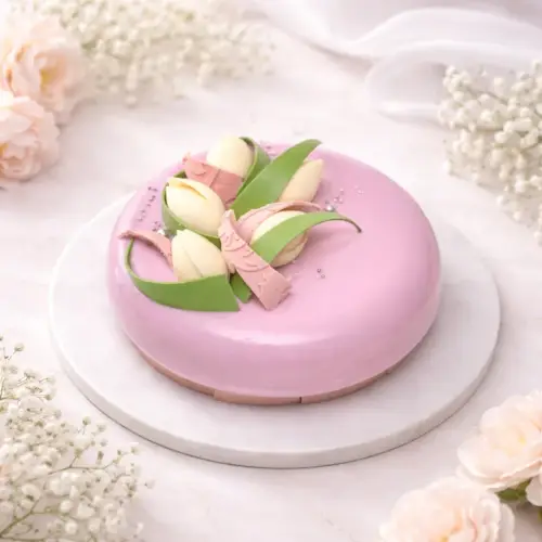 Moderná ružová mousse torta s jemnou čokoládovou kvetinovou dekoráciou