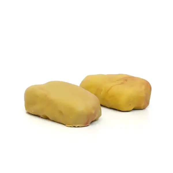 Pistáciový dezert v tvare pistácie – jemný dacquoise, pistáciová pasta a krémový ganache zo 100 % pistácií, pohľad zľava