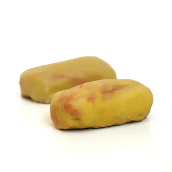 Pistáciový dezert v tvare pistácie, dva kusy nasnímané sprava – jemný dacquoise, pistáciová pasta a ganache zo 100 % pistácií