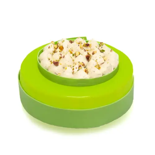 Pistáciovo-čerešňová torta – moderný mousse dezert, elegantná kombinácia jemného pistáciového krému a sviežej čerešňovej vrstvy, ručne pripravená z kvalitných surovín.
