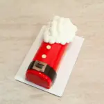 Moderný vianočný mousse tort v tvare Mikuláša s marshmallow bradou, gombíkmi a čokoládovým opaskom.