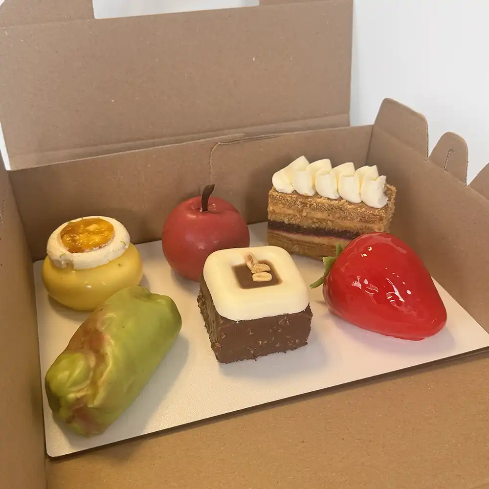 Krabička so šiestimi rôznymi dezertmi – obálka videa.