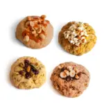 Ručne vyrábané cookies – štyri druhy sušienok prezentované zhora ako produktový set.