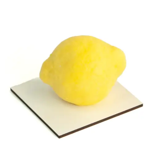 Citrónový dezert – mousse zákusok v tvare citróna s osviežujúcou citrusovou chuťou.