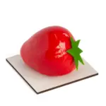 Dezert v tvare jahody – svieži mousse zákusok so zrelými jahodami a jemným smotanovým krémom.