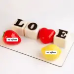 Dezertný set LOVE 4 + 2 – základné kubické zákusky s čokoládovými písmenami a srdcom, plus dva voliteľné dezerty na mieru.