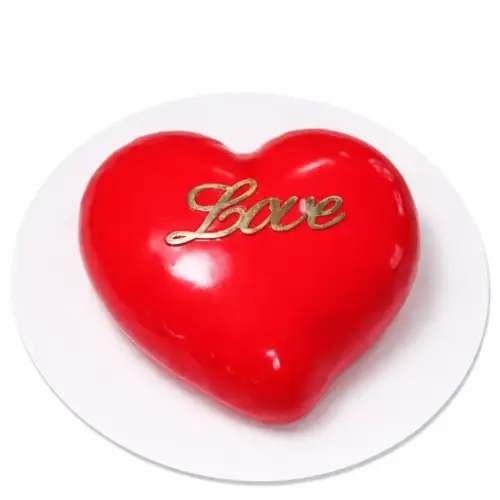 Romantická torta v tvare srdca s dekoráciou Love z akrylu.