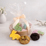 Medové perníky v darčekovom balení s ďalšími perníkmi a cookies vedľa