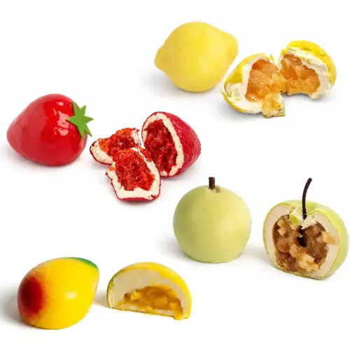 Bezlepkový set mousse dezertov v tvare ovocia – mango, jahoda, jablko a citrón, zobrazené celé aj v reze.