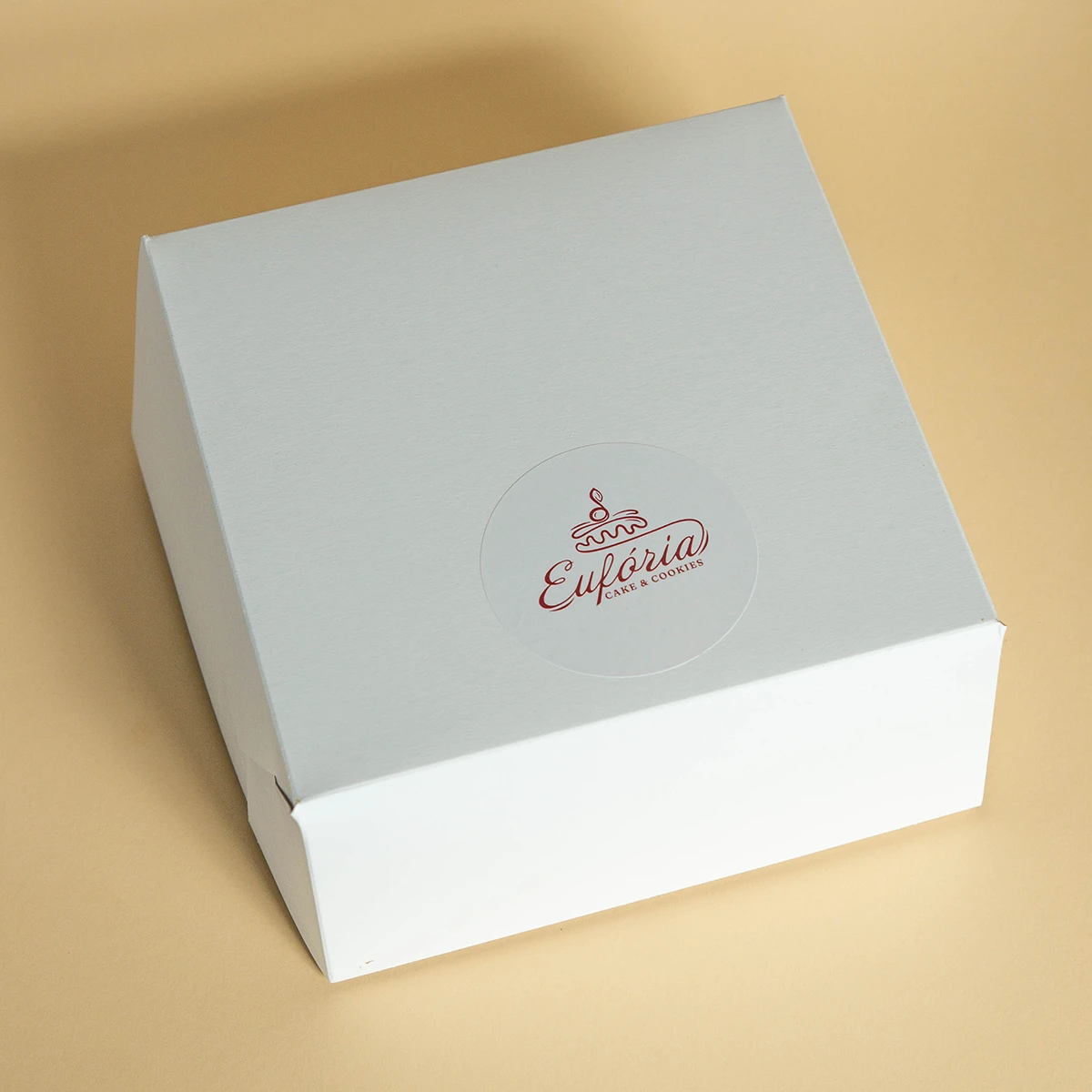 Biela lesklá krabička s logom Eufória Cake & Cookies – darčekové balenie na sety dezertov.