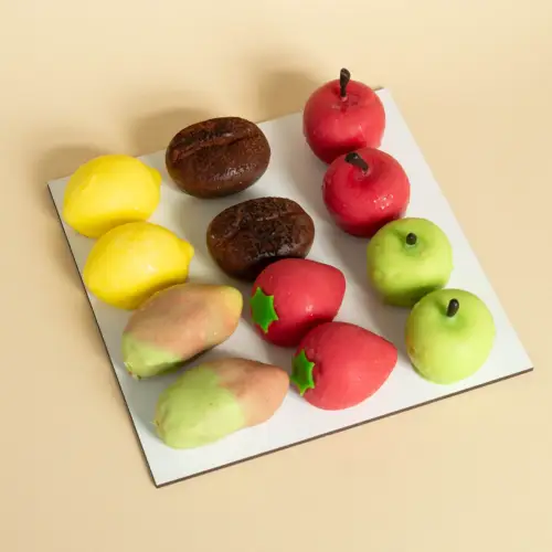 Set 12 mini dezertov v tvare ovocia – po dva citróny, jahody, čerešne, pistácie, kávové zrná a jablká na podložke 18 × 18 cm